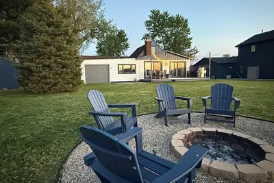 Image de Newly updated Pine Lake cottage. Huge waterfront yard.