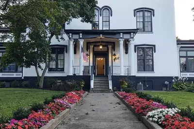 Image de Remodeled Historical Mansion Minutes from Oswego’s Best!