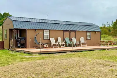 Image de Primitive cabin with additional camping room