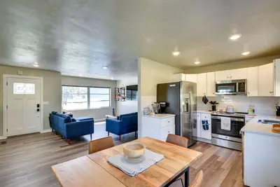 Image de Vibrant DeLand House Near Stetson University!