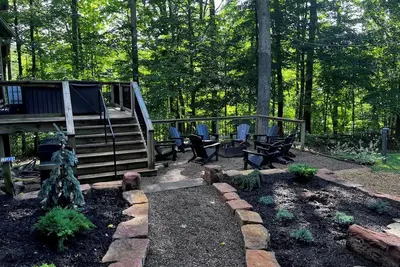 Image de Pine Lane is your cozy, pet-friendly escape -w/ hot tub, fire pit, & peaceful vibes near Mohican