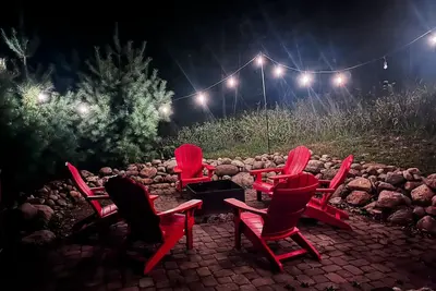 Image de Cozy 2br/2ba cabin tucked in the trees with hot tub, fire pit, covered deck, and fast WiFi.