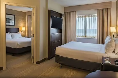 Image de Convenience & Comfort! w/ Airport Shuttle Service, Pet-friendly Property!