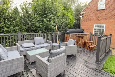 Woodland Lodge, pet friendly, with hot tub in Boston