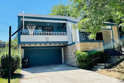 Image de Entire cheerful house at Hidden lake yacht club