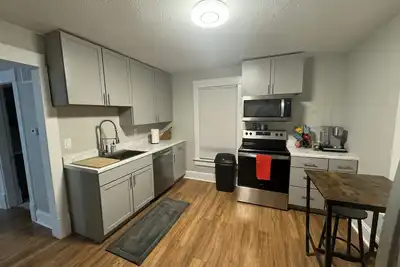 Image de 3 blocks from Aggieville, 1 block to City Park, . 5 mile to Ksu Campus.