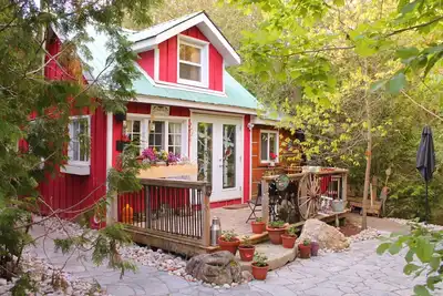 Image de Gorgeous cozy cottage besides a bustling stream, surrounded by gorgeous greenery