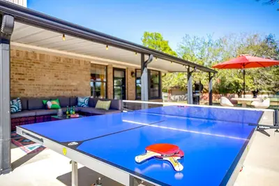 Image de 5-Bedroom Granbury Home with Hot Tub and Outdoor Games