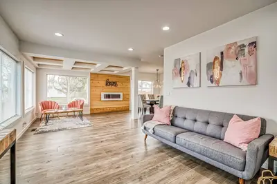 Image de Welcome to the Safehouse! Modern remodeled 5 bedroom home in Tacoma duplex! \n