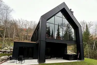 Image de Le 78 - Chalet au Lac-Supérieur offrant 2 suites des maîtres luxueuses & Jacuzzi