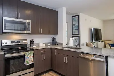 Image de Walk to the square and the grove! This 2br 2ba is the perfect location.