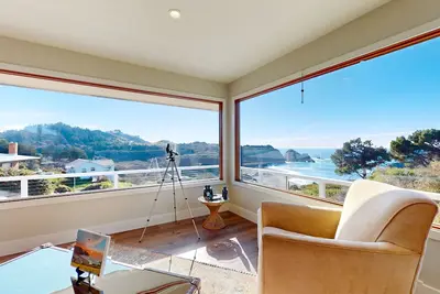 Image de Modern beach home with panoramic views & updated interior - great location