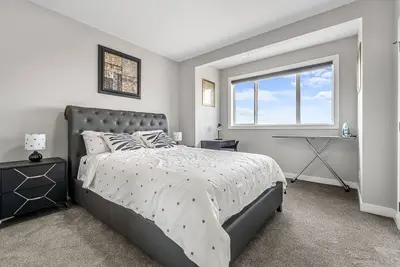 Image de Sunny Walk-out Unit | Free HiSpeed WiFi & Parking | Near Grocery