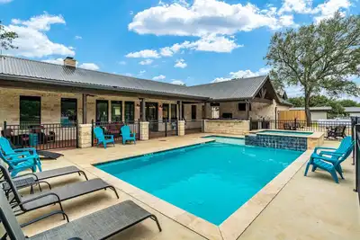 Image de Hot tub+huge outdoor family gathering area. On the golf course & a short drive to The Frio River.