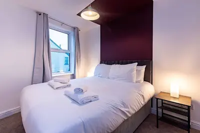 Harcourt 1d: 2br Flat with Parking in Newark