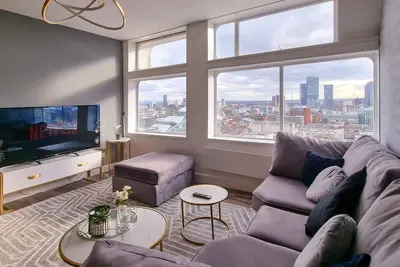 Modern 2-Bed Penthouse with 23rd Floor Stunning View