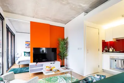 Stylish 1-Bed Apartment with Large Balcony