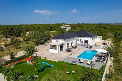 Image de Villa Lukas with 4 bedrooms, a high-quality family property in the Makarska hinterland