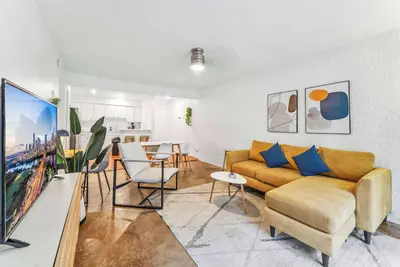 Image de Prime SoCo comfy 2br king suite w/ pool, parking