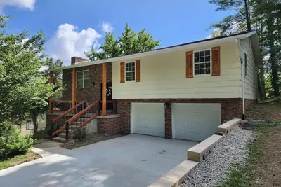 Image de Impeccably Renovated Home Available in Russell