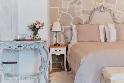 Image de A charming country house with separate guest rooms overlooking the lake.