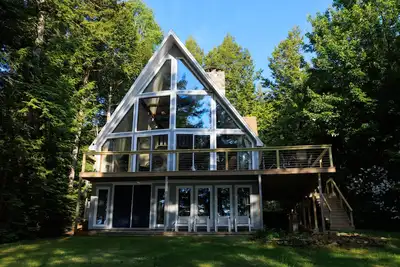 Image de Lakeside Chalet w/ dock and King bed!