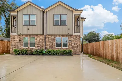 Image de Modern duplex with open-concept interior, jetted tub, enclosed yard, W/D, & Ac