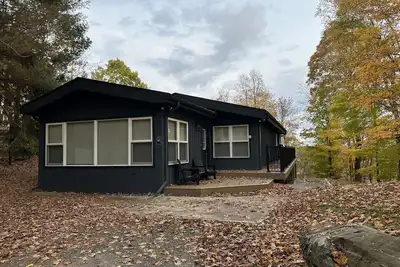 Image de Cozy, stylish 4-season chalet with private beach access and walk to skiing!