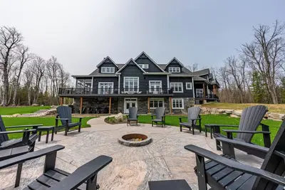 Image de Upscale Cottage Escape on Lake Manitouwabing – Serenity Awaits