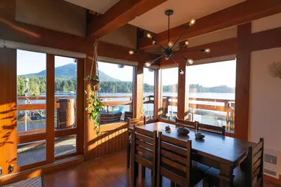 Image de Waterfront Condo in Ucluelet with ocean and mountain views