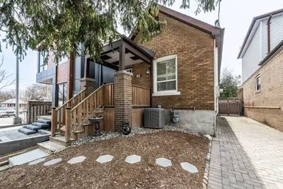 Image de Entire main floor of a cozy bungalow with easy access to downtown Toronto
