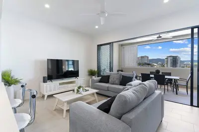 Image de Mountain Air and Modern Flair Your Cairns Getaway