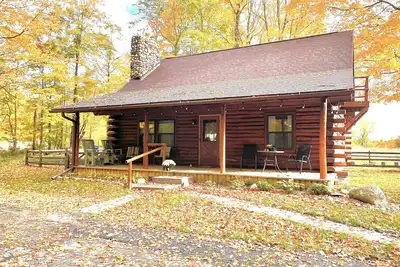 Image de Beautiful log cabin with all the creature comforts of home. Private fishing lake