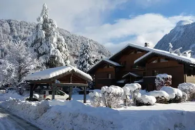 Image de 50m du centre station, 1er étage, terrasse, parking, télévision, casier à ski, 107m², Morzine