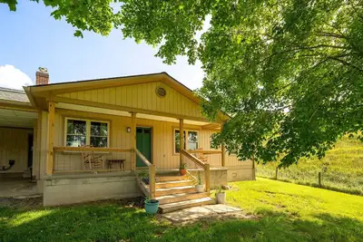 Image de The Sheepfold: Remodeled cottage and 6 stall horse barn on working farm!