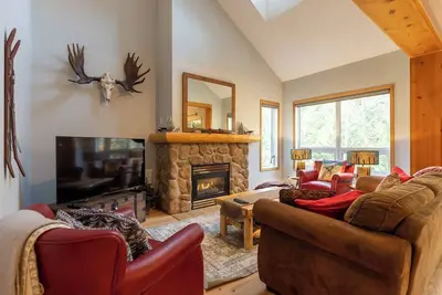 Image de Beautiful 3 Bedroom l Sleeps 6 Adults l Hot Tub