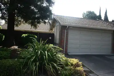 Image de A personal oasis! A single story home in a resort with spacious rooms and yard!