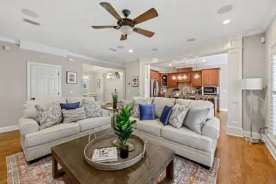 Image de Serene Smart Home, Big Backyard, Pet Friendly!