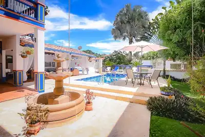 Image de ¡Casa turística colonial con piscina privada en la rivera del río Cauca!