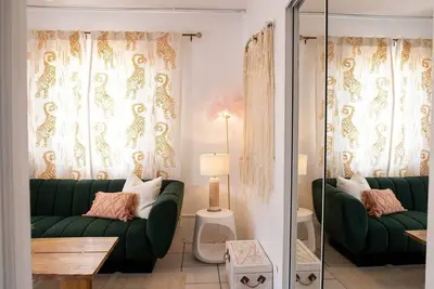 Image de Flamingo House • Moon • Cozy 1br • Walk to town