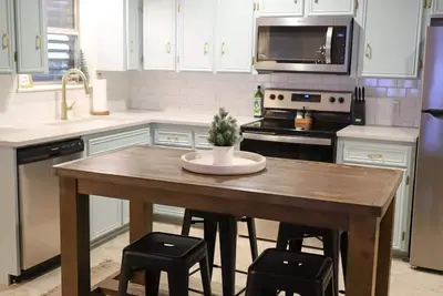 Image de Updated home on 1 acre walking distance to Kings Inn and view of Baffin Bay.