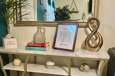 Image de Charming Colonial Home Near Major Hospitals.