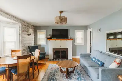 Image de Cottage Retreat close to downtown New Buffalo. Sleeps 12, Pet friendly + Games!