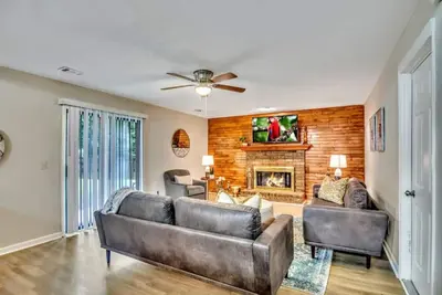 Image de Ath -Sleeps8 -3br- Fenced- 5 min to Int Exit(2025)