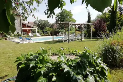 Image de \"le Grand Bonheur\" en Bourgogne du sud au Milieu des Vignobles