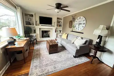 Image de This urban cottage is walkable to dining, shopping and more! Pet friendly