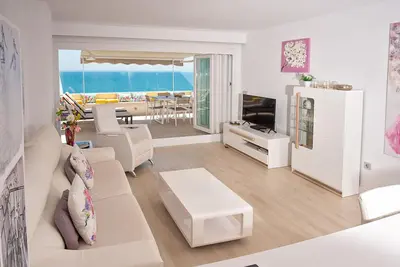 Image de Beachfront, Sea Views, Top-Floor Modern 2-Bedroom Apartment with 20m² Terrace