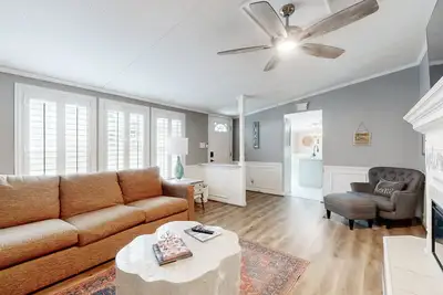 Image de Waterfront home with paddleboards, kayaks, grill, firepit, W/D, and jetted tub