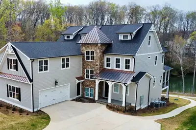 Image de New 2024! Luxury Lakefront! Chef's Kitchen, Elevator, Firepit, Bar, Gameroom!