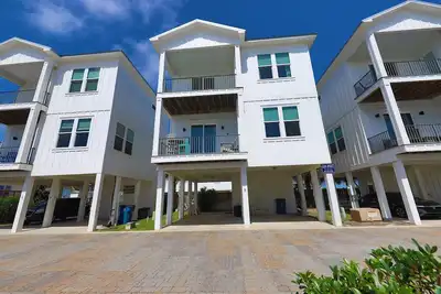 Image de Pet Friendly Cottage - Heated Pool - Sleeps 10!